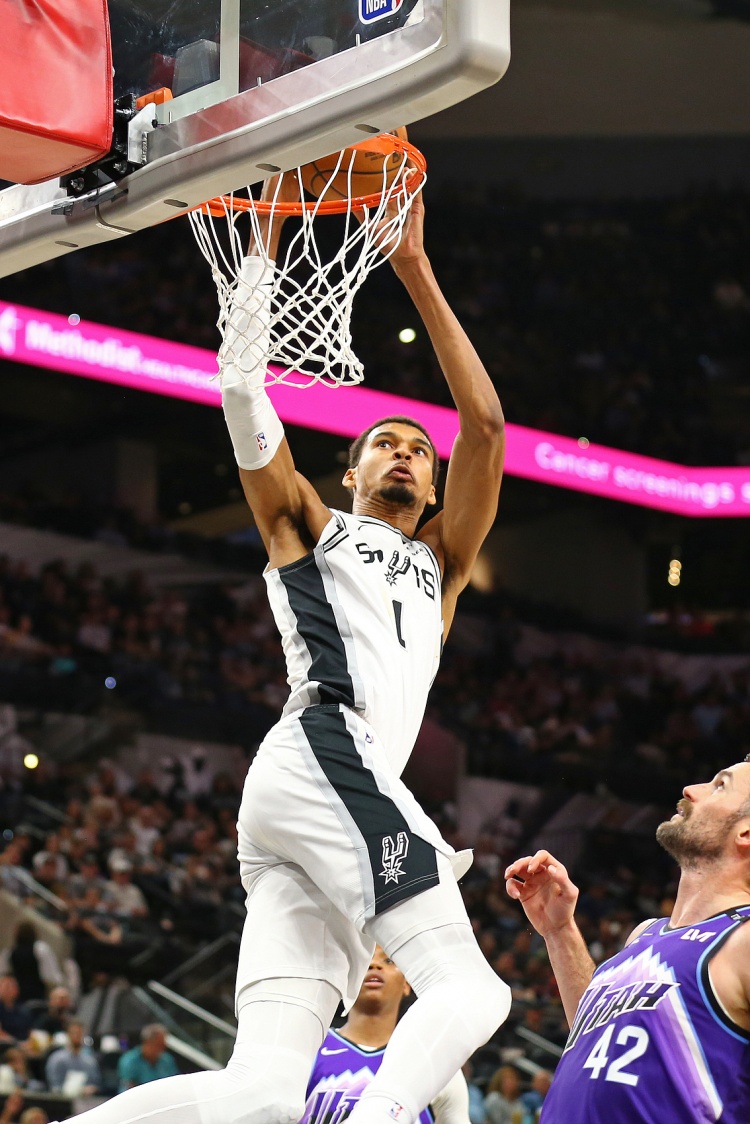 文班7次失误！米奇：季前赛他尝试不同打法与不同阵容搭配磨合